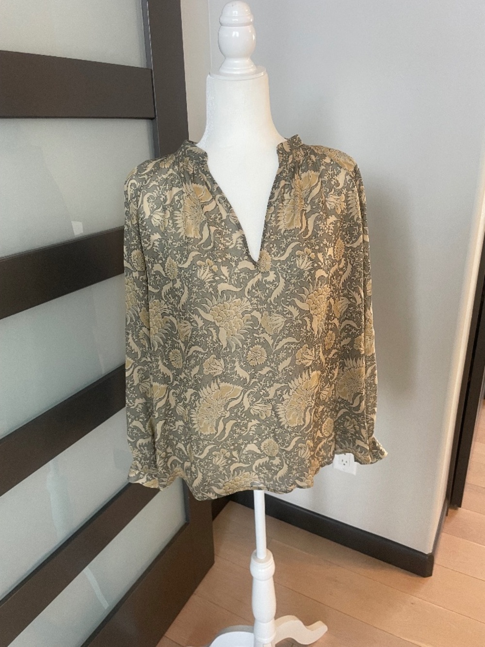 Vince 100% Silk Pleated Split V-Neck Blouse Sage Green Floral Paisley Small